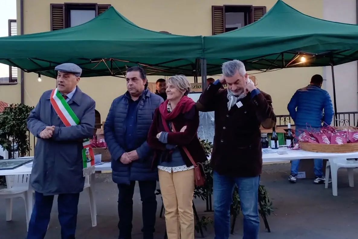 Un momento della consegna (foto concessa)
