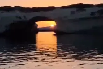 Il tramonto a S'Archittu, uno spettacolo straordinario: le immagini fanno il giro del mondo
