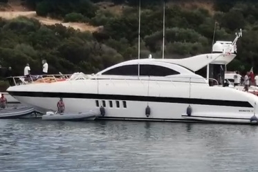 Yacht contro gli scogli a Porto Cervo: cinque persone soccorse