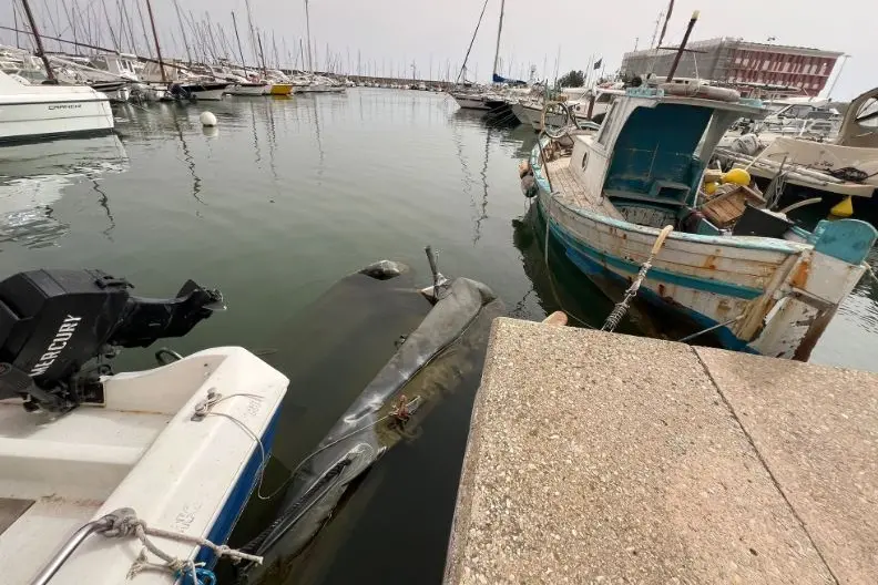 Un gommone affondato in porto (foto Pala)