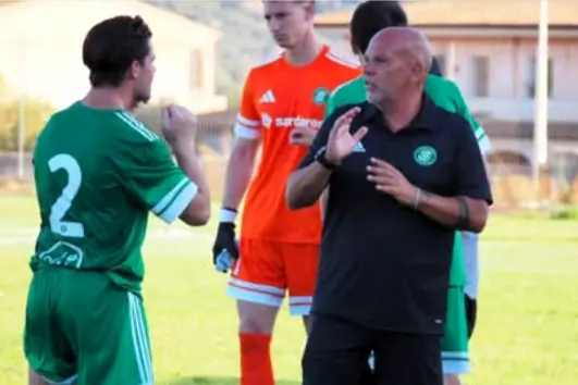 Mauro Ottaviani a colloquio con un giocatore dell'Arzachena