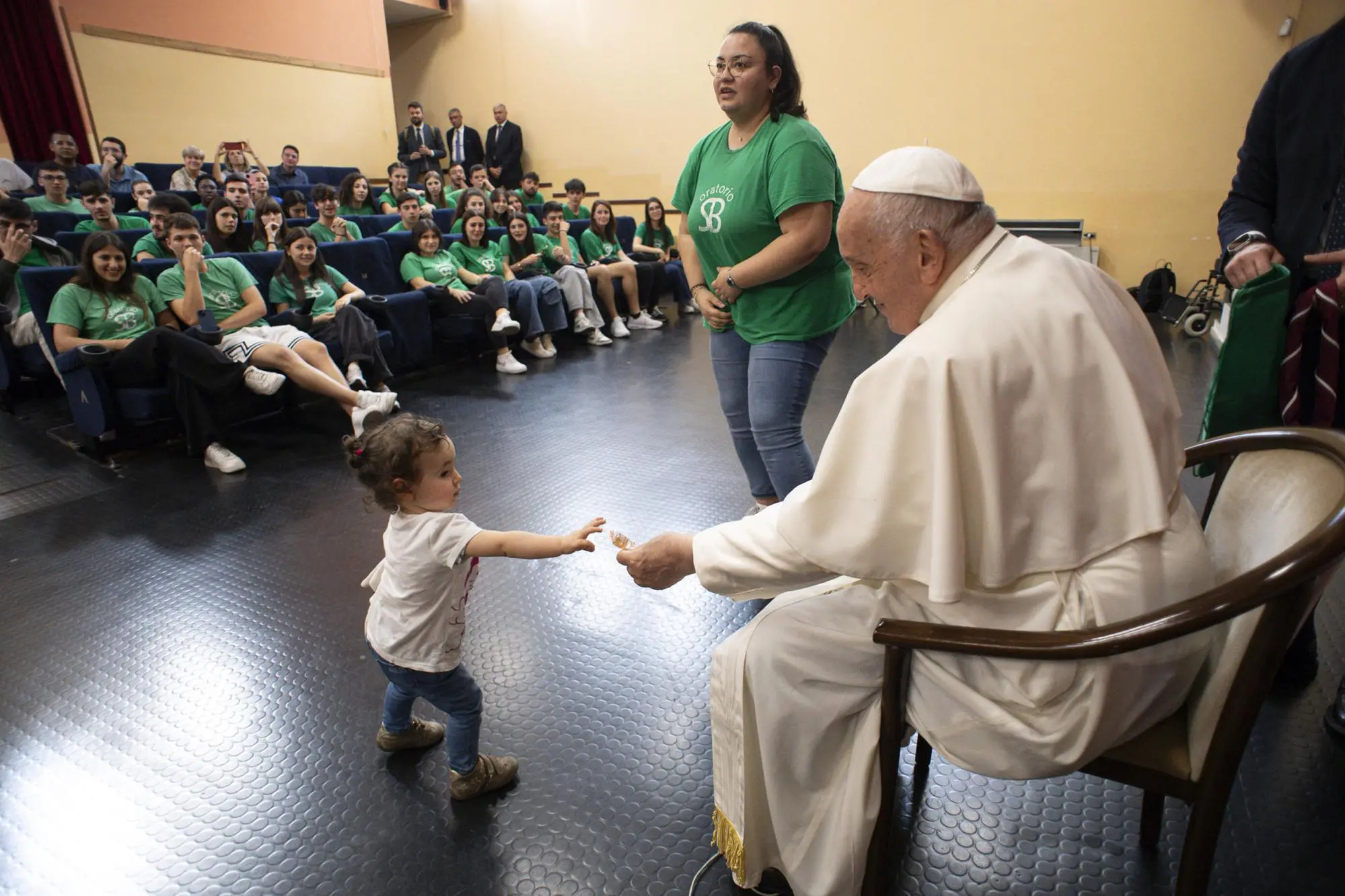 Papa Francesco con un bimbo (foto via Ansa)