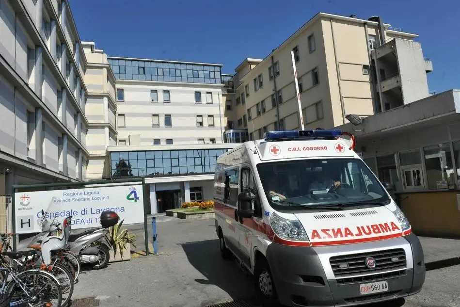 L'ospedale di Lavagna, dove il 16enne è stato portato (Ansa)