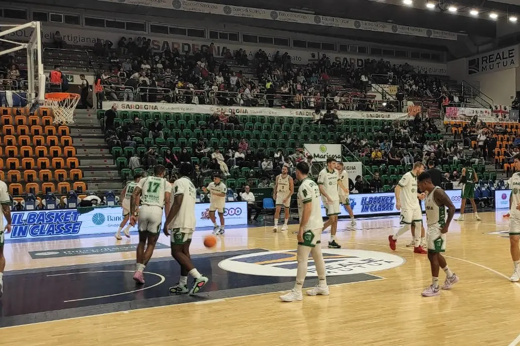 La Dinamo nelle coppe europee usa i colori biancoverdi (foto G. Marras)