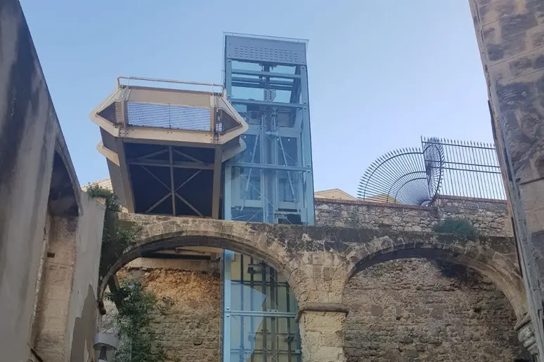 L'ascensore delle scalette di Santa Chiara (foto Ansa)