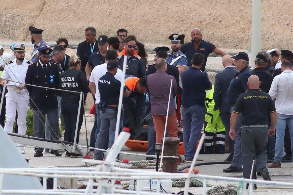 Migranti, a Lampedusa le salme recuperate dopo il naufragio
