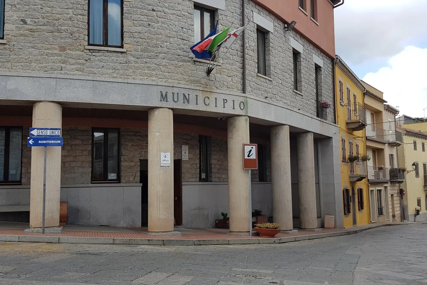 Il municipio di Luogosanto (Archivio L'Unione Sarda)