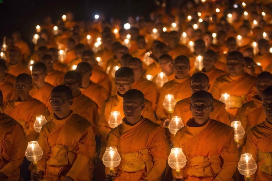 Monaci buddisti in preghiera in Nepal