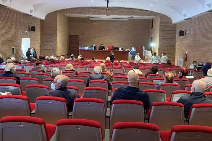 L'hub vaccinale (foto L'Unione Sarda - Pala)