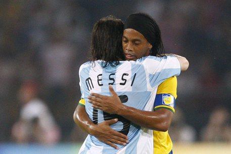L'abbraccio con Ronaldinho, suo compagno di squadra nel Barcellona