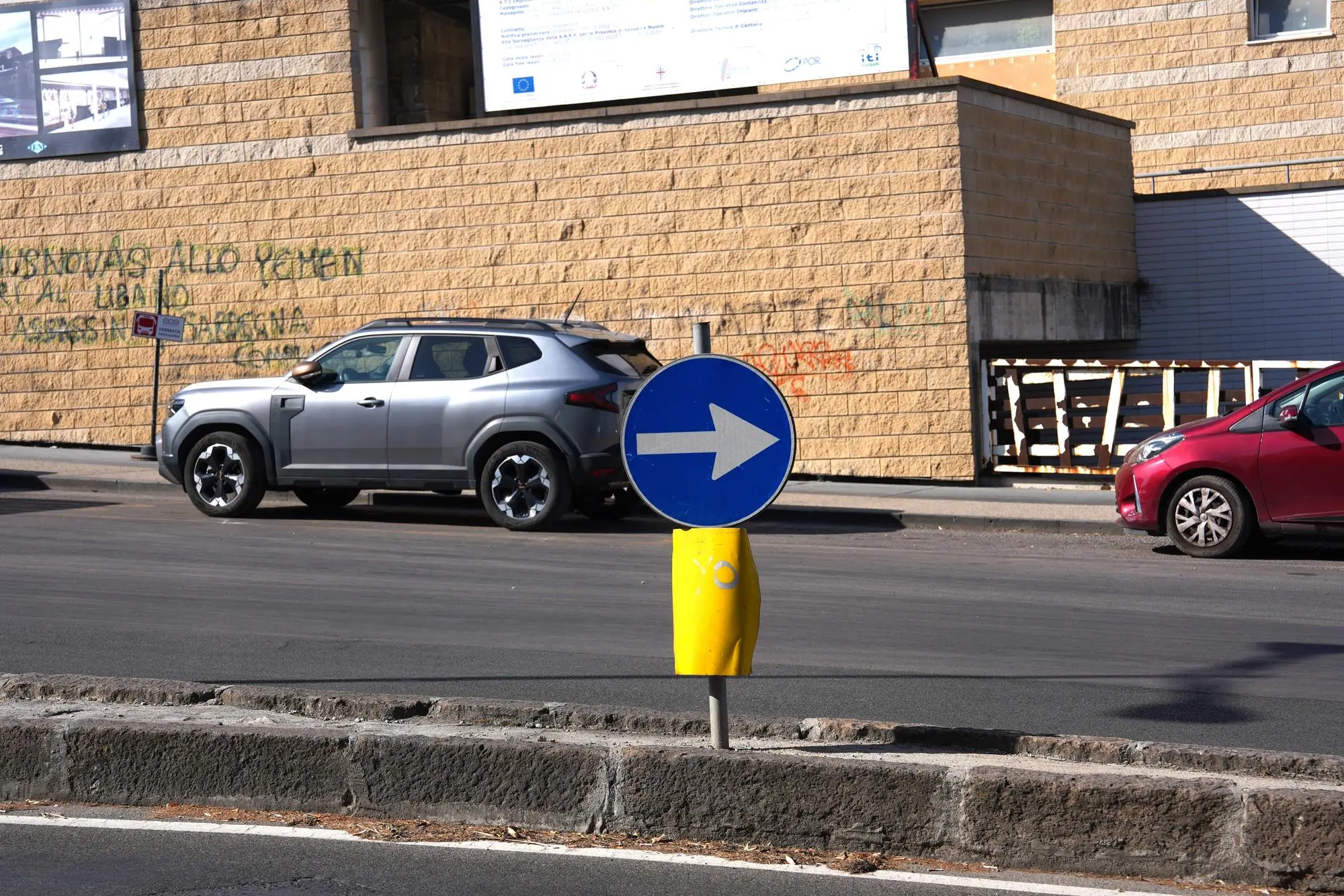 Segnaletica in piazza Colonnello Serra