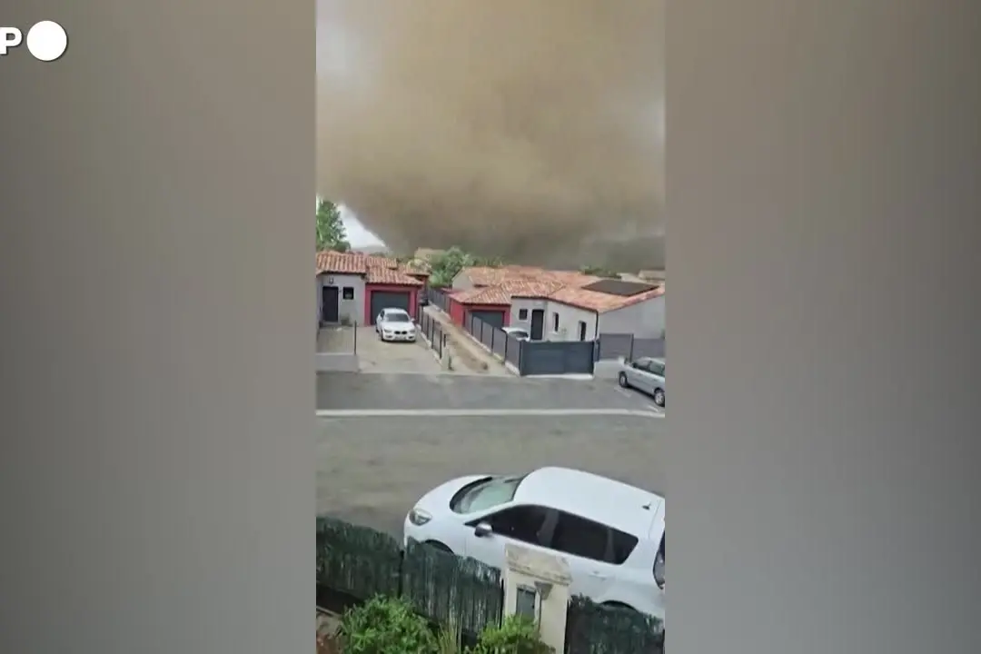 Francia, violento tornado colpisce abitazioni a Pomas