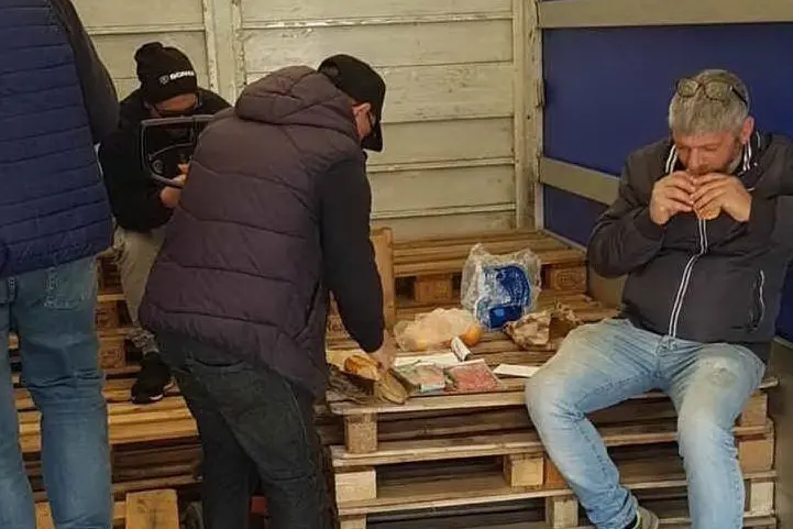 I passeggeri accampati sul molo (Foto E.Sanna)