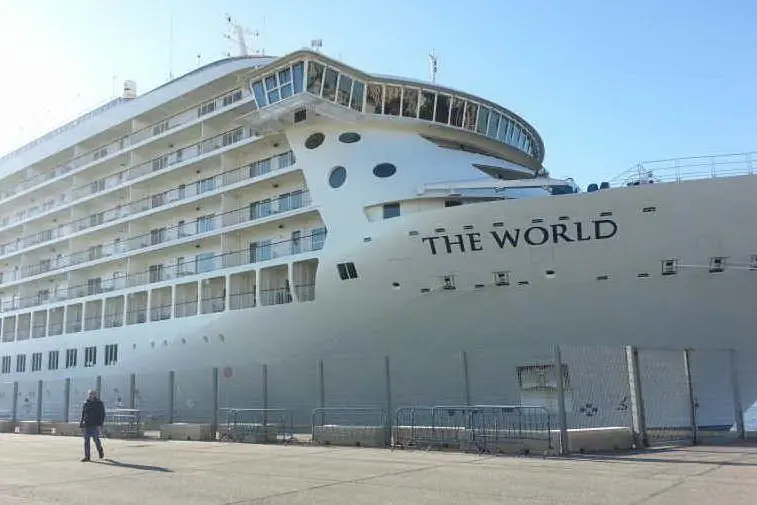 La nave &quot;The world&quot; in porto a Cagliari