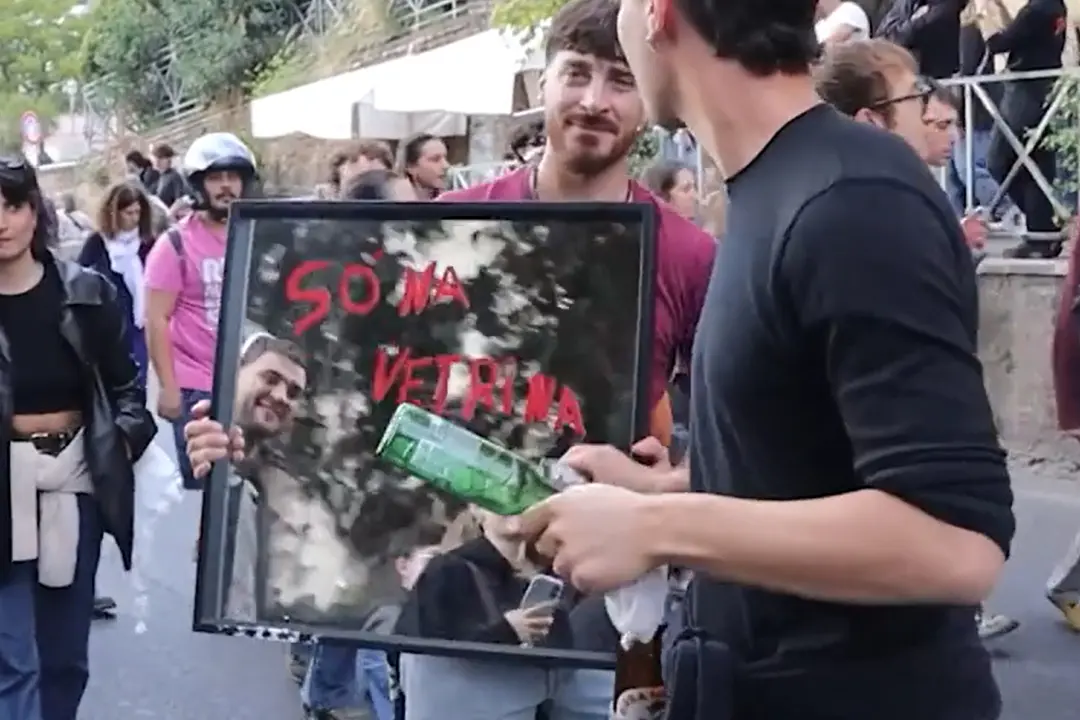 "So' na vetrina", a Roma lo specchio provocatorio virale sui social
