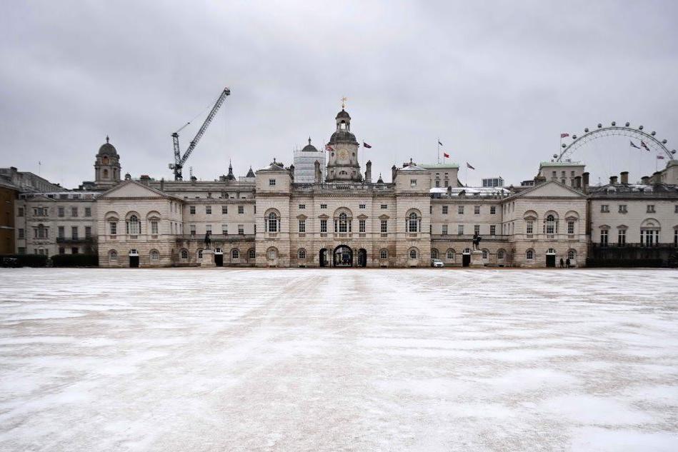 La tempesta Darcy flagella la Gran Bretagna: neve e gelo, disagi nei trasporti