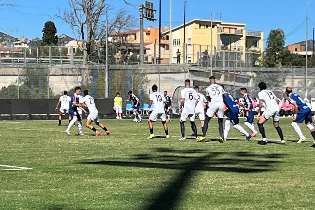 Una punizione dell’Atletico Lodigiani nel match dell’andata (foto Ilenia Giagnoni)