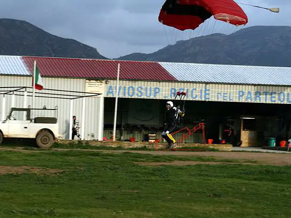 Serdiana - Paracadutismo paracadutisti Aviosuperficie del Parteolla Skydive Is Paulis