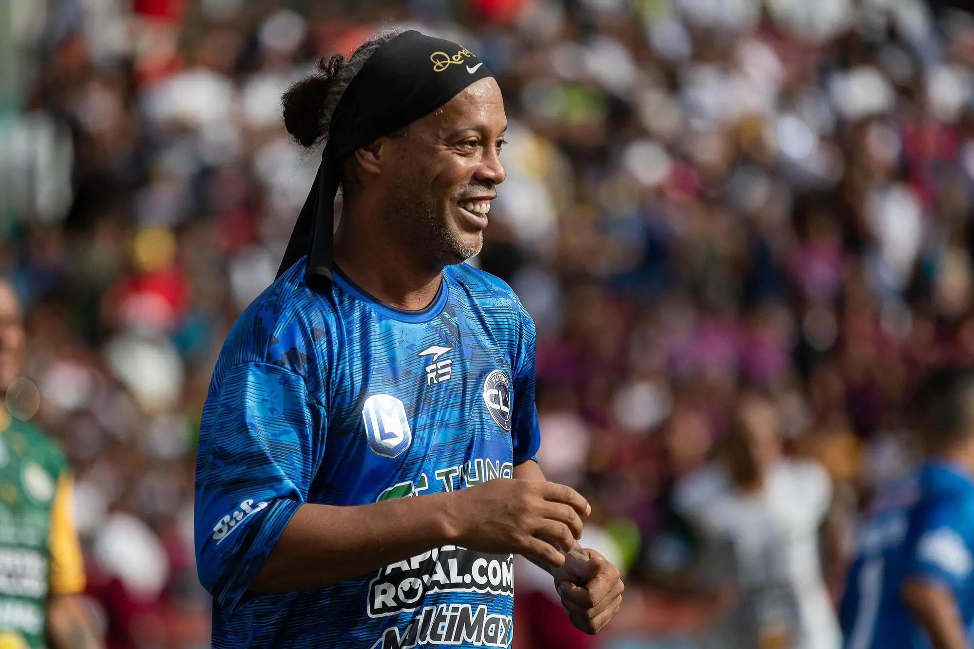 Ronaldinho torna a giocare a 46 anni: il fuoriclasse brasiliano riparte dal Ravenna, in Serie C epaselect epa13021357 Former Brazilian player Ronaldinho reacts during an exhibition match in Caracas, Venezuela, 06 June 2026. Ronaldinho headlined a game before hundreds of children and teenagers from Petare, Venezuela's largest slum, as part of the Monumental League, a tournament that has featured legends of the sport worldwide. EPA/RONALD PENA