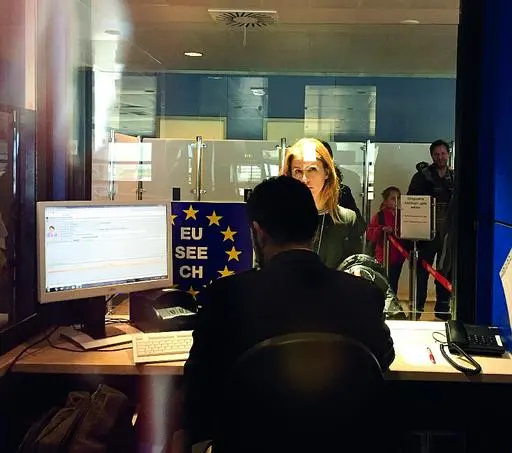 Il controllo dei documenti alla polizia di frontiera in un aeroporto