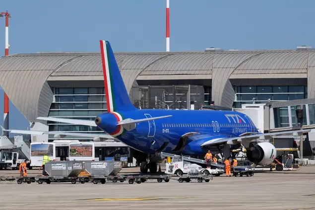 Un aereo di Ita Airways a Elmas (Archivio L'Unione Sarda)