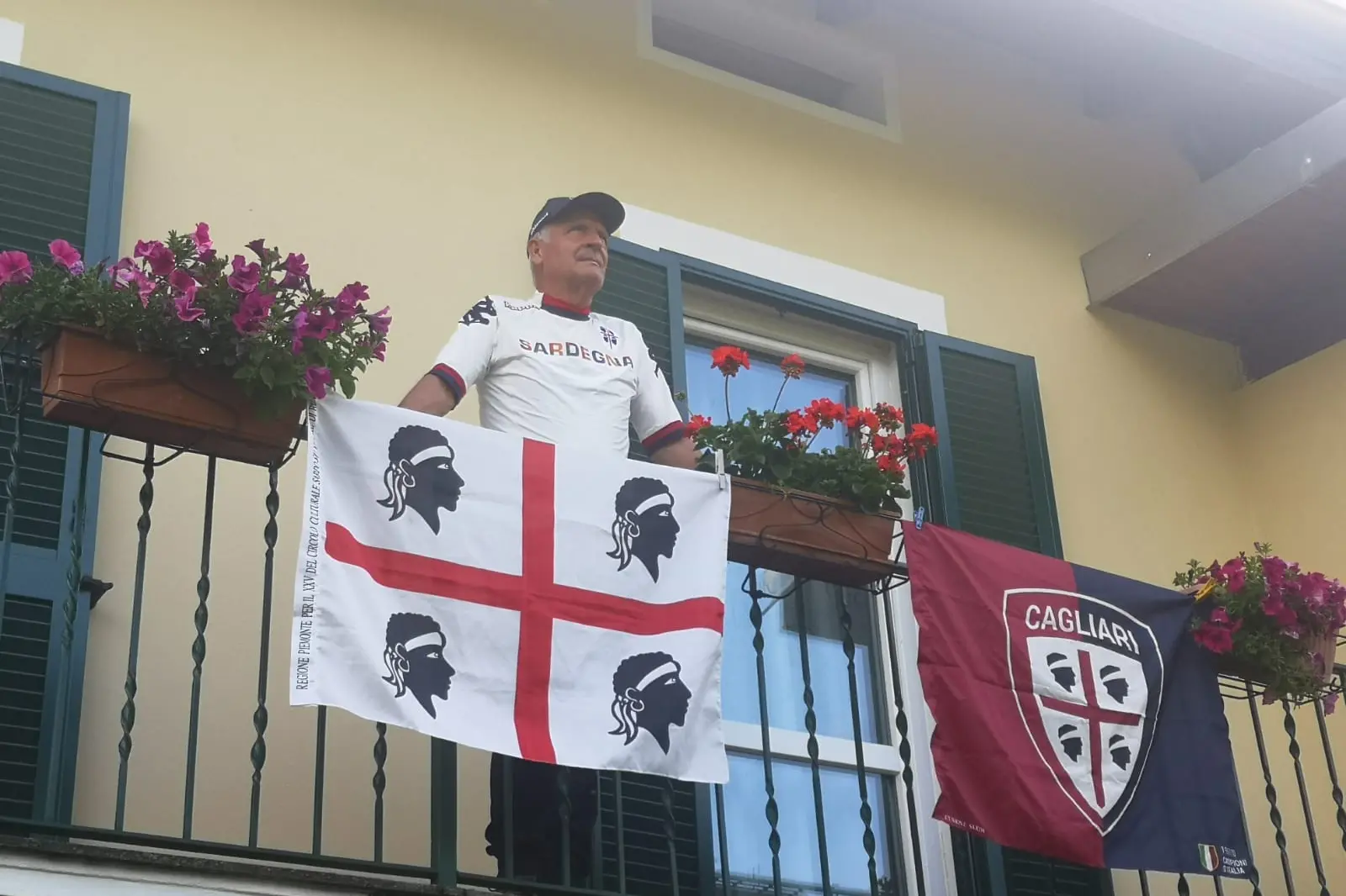 Le bandiere di un socio del circolo "Su Nuraghe" di Biella (foto concessa)