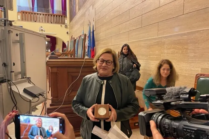 La consegna del premio Bacaredda a Silvana Migoni (foto Ansa)