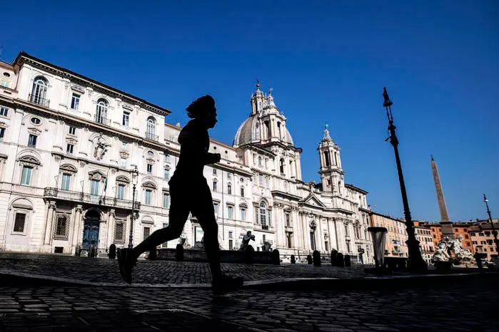 Tra i pochi motivi per cui è consentito uscire l'attività fisica, si moltiplicano i runner
