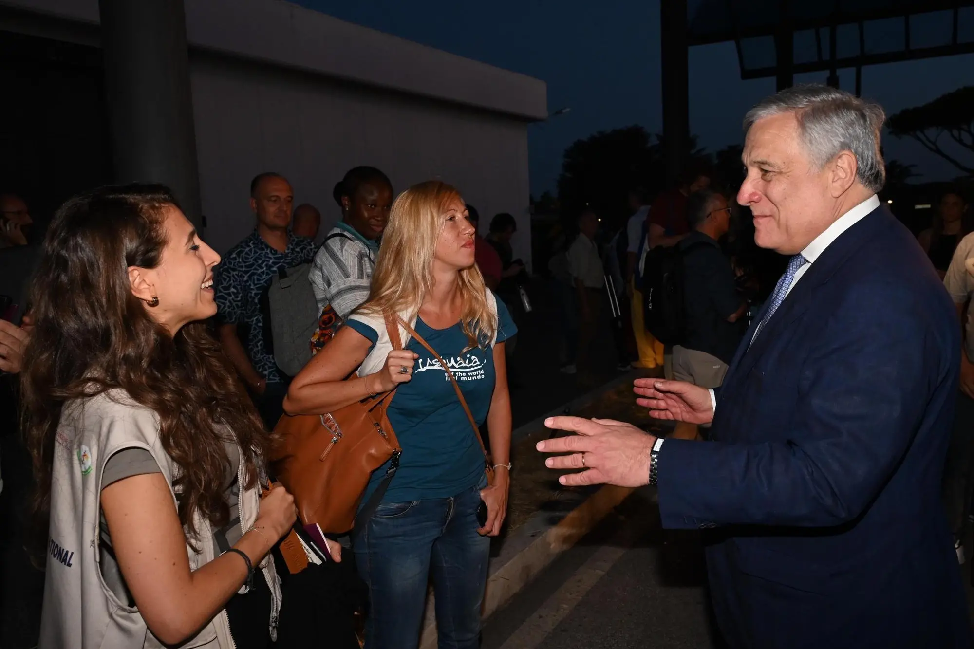 Il ministro degli Esteri, Antonio Tajani, riceve l’aereo partito poco prima di mezzanotte dal Niger a Ciampino (Ansa)
