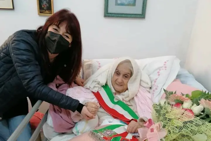 Zia Giovannangela Chicconi con il sindaco Sabrina Sassu (foto concessa dal comune)
