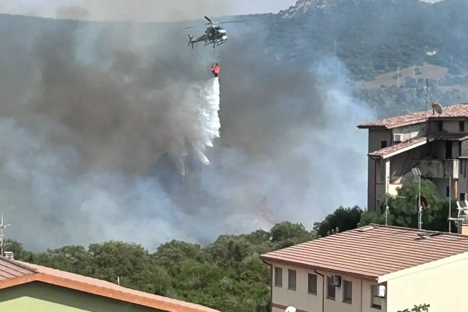 L'intervento dell'elicottero a Iglesias (L'Unione Sarda)