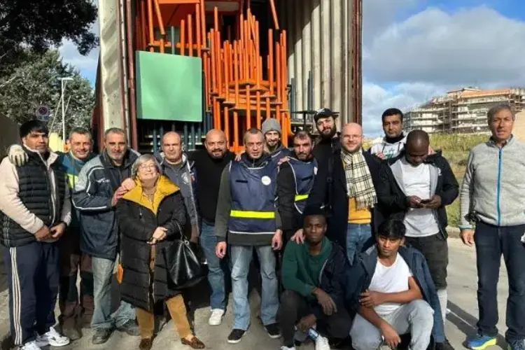 I volontari con un carico di arredi scolastici per Kayemor (foto concessa)