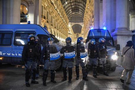 Polizia a Milano (Ansa - Corner)