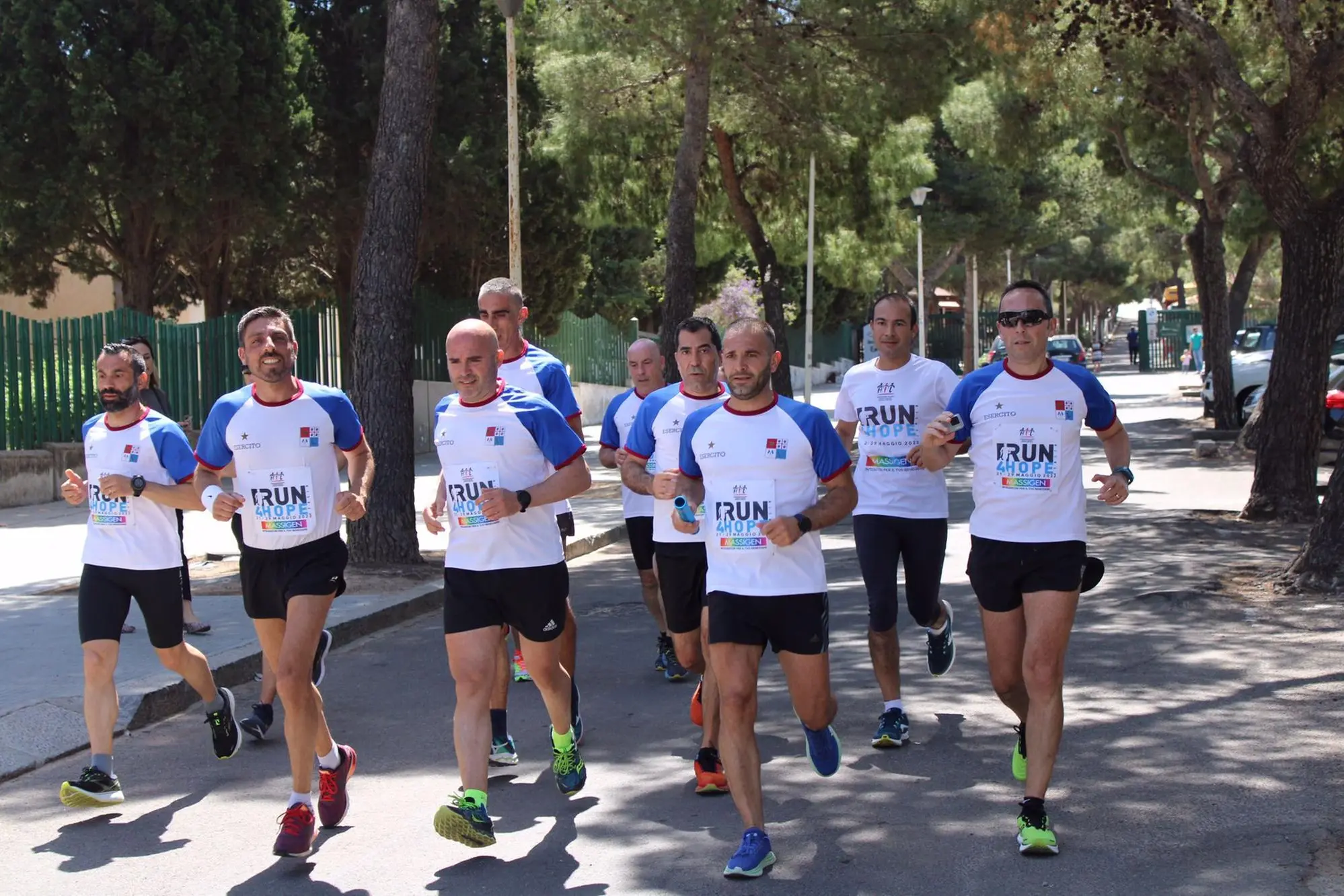 Oggi lo start della seconda edizione della Run4Hope Massigen a beneficio di AIL Da tutta Italia ha preso il via la seconda edizione della Run4Hope Massigen, articolata su staffette regionali sincrone, che quest’anno avrà come ente beneficiario AIL. Saranno complessivamente coinvolti 20.000 podisti grazie all’adesione di oltre 400 associazioni sportive, 23 reparti dell’Esercito italiano, e un centinaio di individualisti che correranno in modalità virtual. Si stima che i vari testimoni percorreranno complessivamente oltre 6.000 km toccando quasi tutte le province. In particolare, nella città di Cagliari la staffetta ha avuto inizio dal lungomare Poetto, presso lo stabilimento militare dell’Esercito. A dare il via sono stati i militari podisti del Battaglione Trasmissioni “GENNARGENTU” con in testa il Ten. Col Daniele RUBIU, Comandante del Reparto, che hanno attraversato diverse vie della città, percorrendo un distanza di circa 8 Km fino alla Piazza Amedeo Nazzarri, luogo in cui è avvenuto il passaggio del testimone con gli atleti della “Cagliari Atletica Leggera”. Nei pressi del parcheggio dello stabilimento militare dell’Esercito è stato allestito inoltre, dalle ore 9 alle ore 12, un Info point dell’Esercito, che ha permesso ai ragazzi di conoscere le diverse opportunità di arruolamento nella Forza Armata. (Unioneonline/D)
