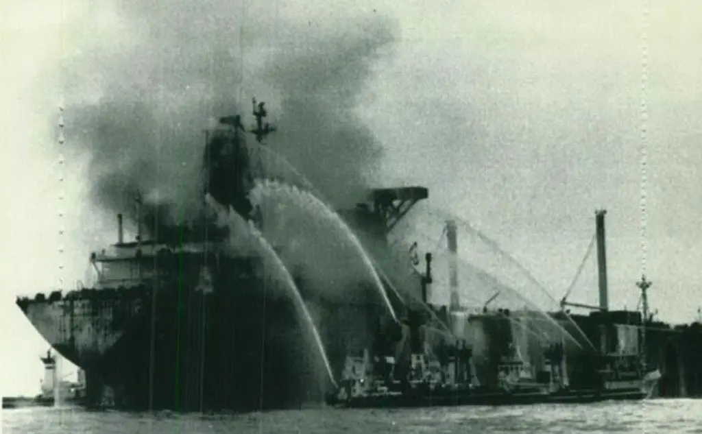 La petroliera dopo l'incidente nel porto di Livorno
