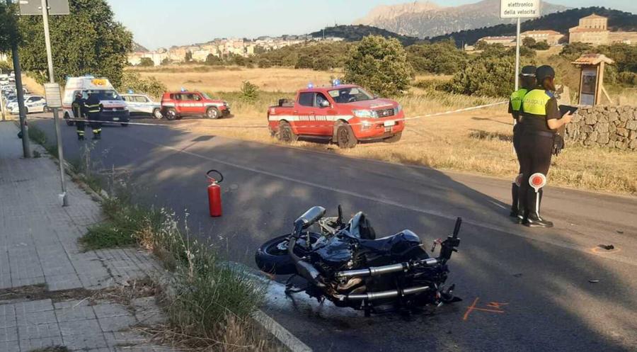 Con la moto contro un’auto: perde la vita un 24enn