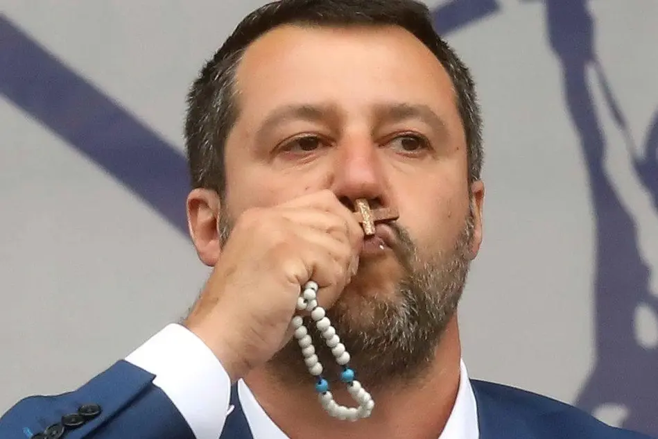 Salvini brandisce il rosario (Ansa)