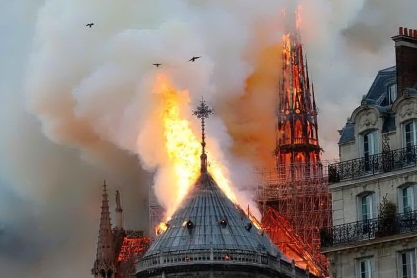 La cattedrale a fuoco (archivio L'Unione Sarda)