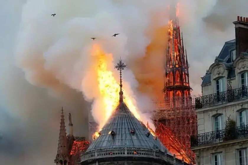 La cattedrale a fuoco (archivio L'Unione Sarda)