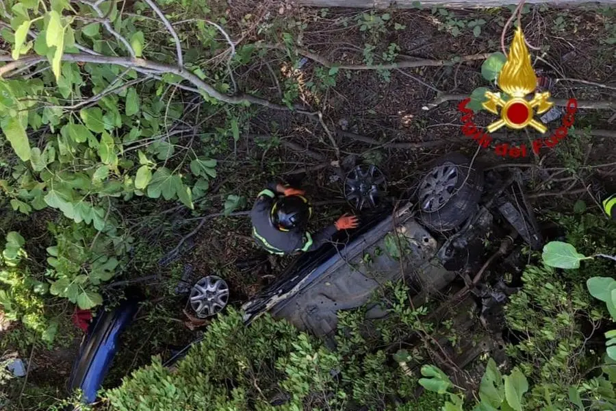L'auto nella scarpata (foto Vigili del fuoco)