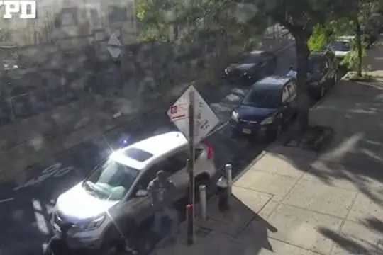 Ice spara a uomo in macchina con bambino di 5 anni, il video della polizia