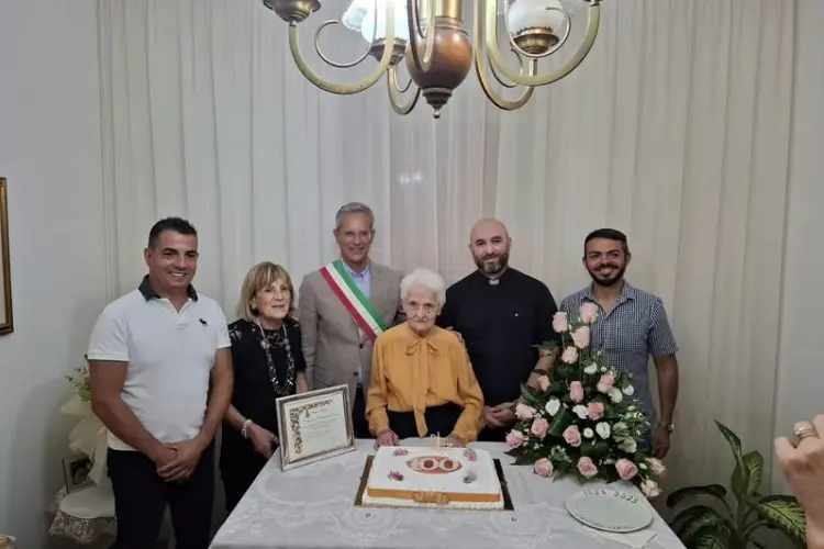 La centenaria di Padria, Maria Elena Poddighe col sindaco Sandro Mura (foto concessa)