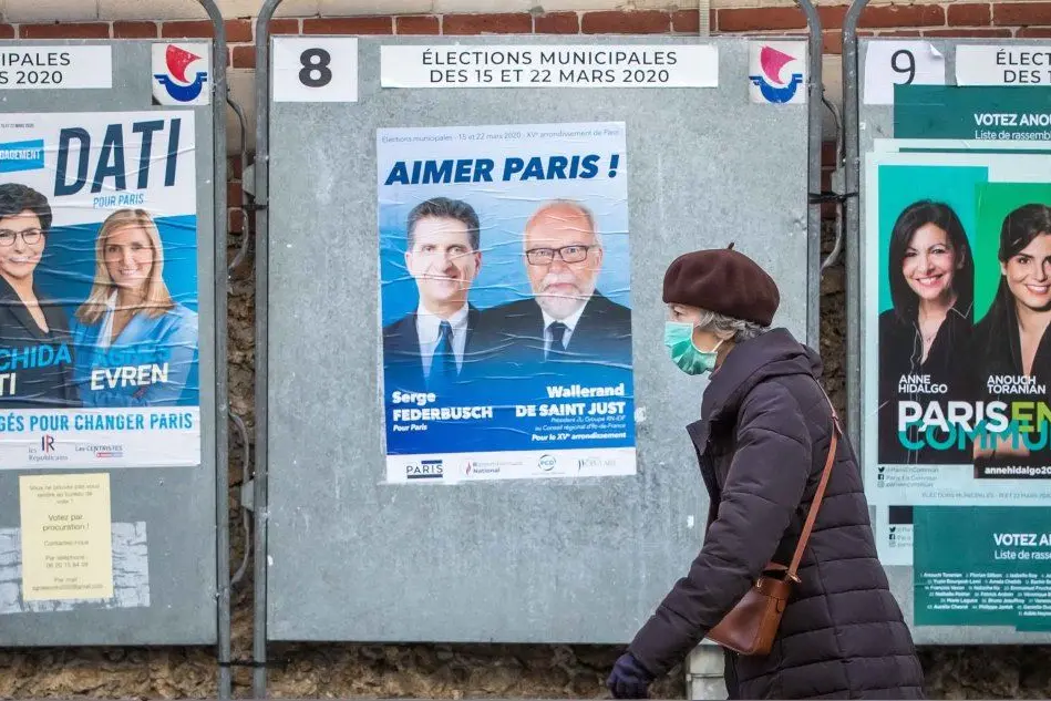 Manifesti elettorali in Francia (Ansa)
