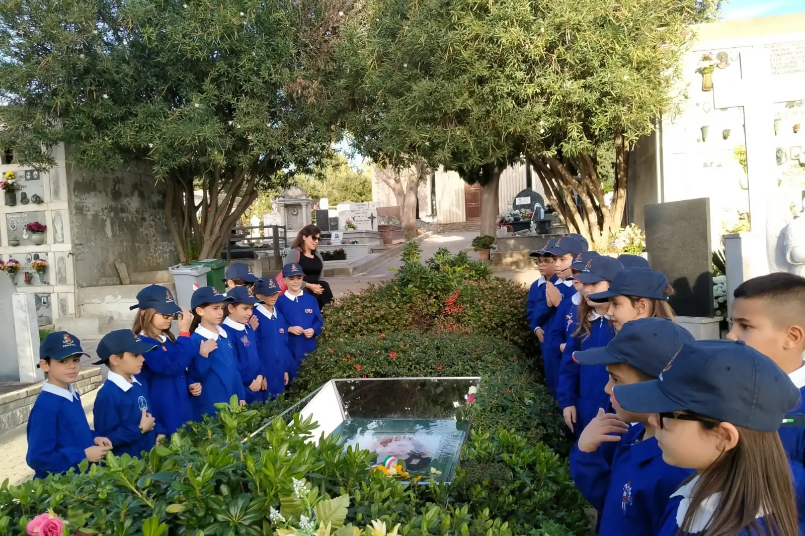 Gli scolari di Sinnai vistano la tomba di Emanuela Loi (foto concessa)