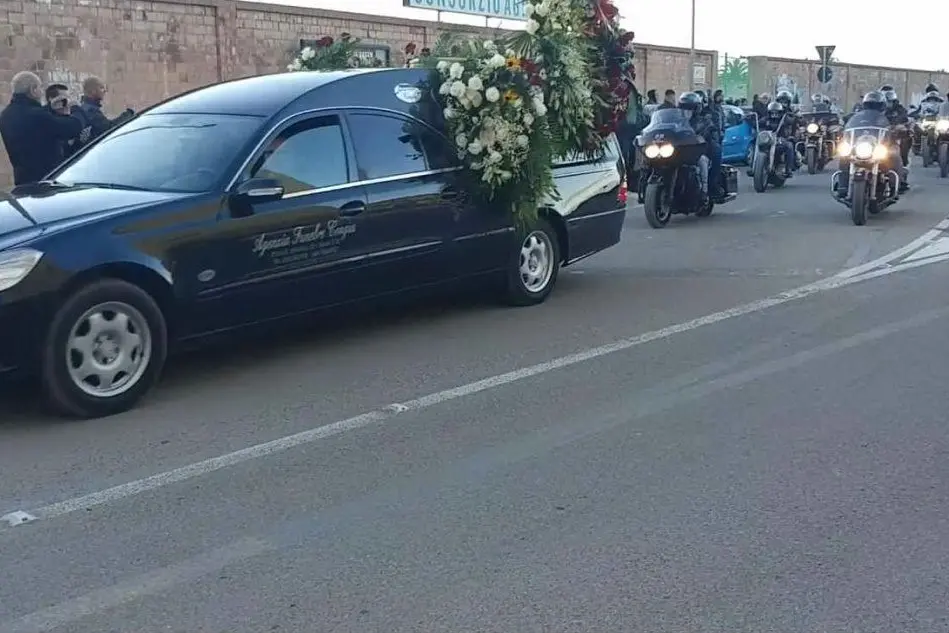 Sestu, il corteo dei bikers per l'ultimo saluto a Daniele Saiu (foto Facebook)