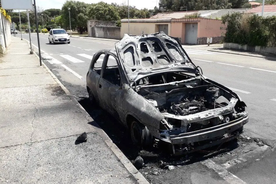 L'auto distrutta dalle fiamme (L'Unione Sarda - Iglesias)