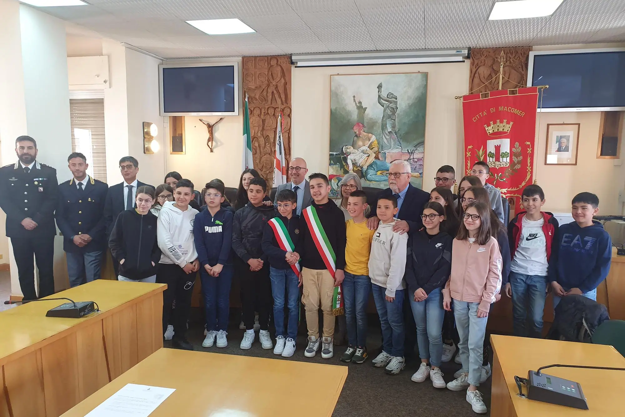 Macomer, foto di gruppo del Consiglio comunale dei ragazzi con i rappresentanti delle Istituzioni (foto Oggianu)