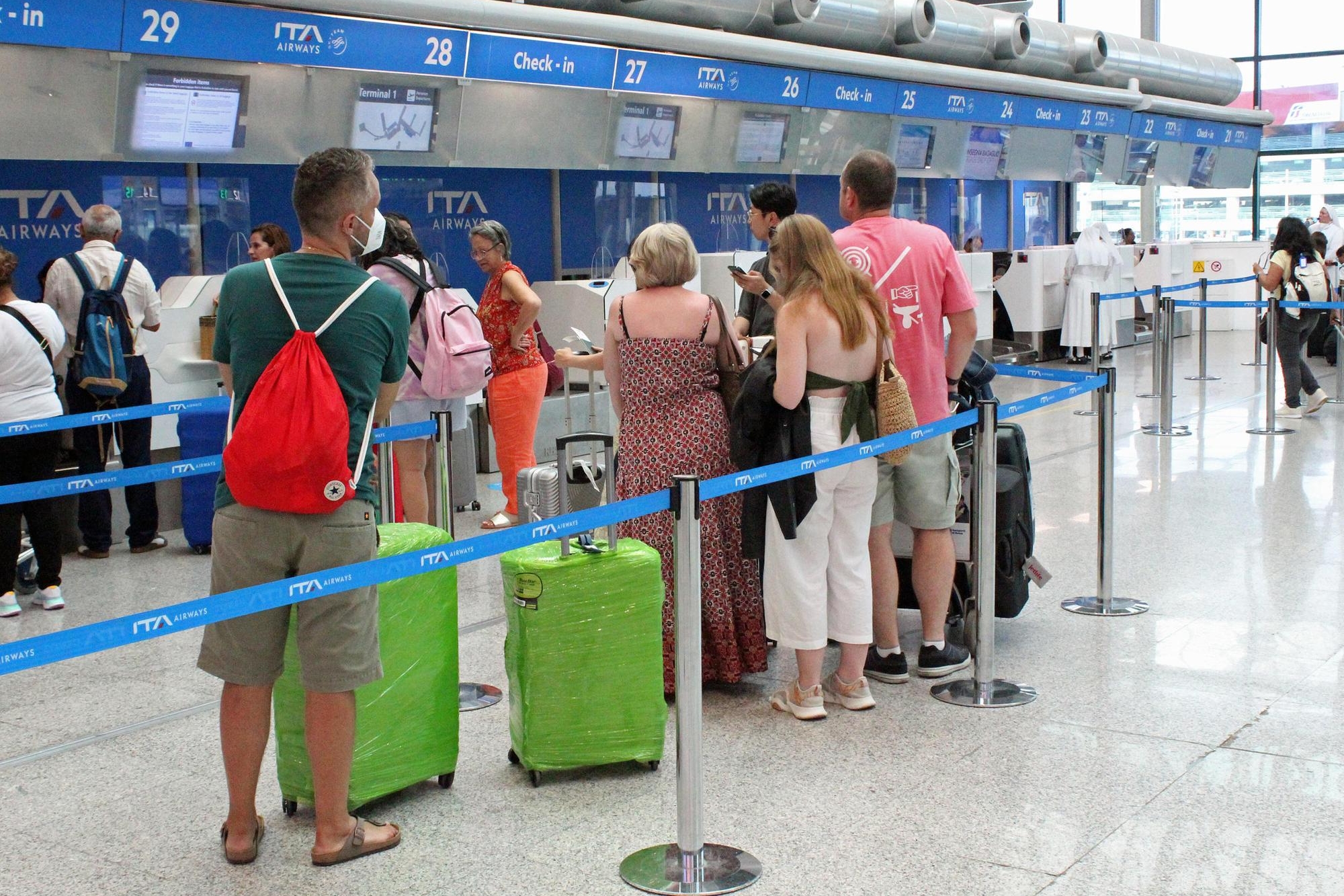 Terminal pieni di vacanzieri per il penultimo weekend di agosto all'aeroporto di Fiumicino, 19 agosto 2022. ANSA/TELENEWS
