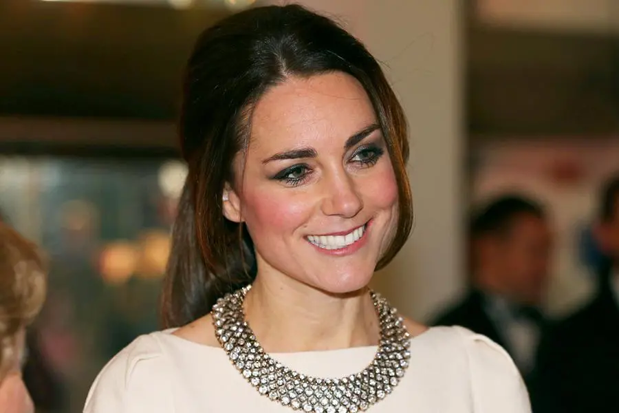 La duchessa di Cambridge Kate Middleton, moglie del principe e futuro re d'Inghilterra William, compie oggi 40 anni. Nata a Reading e cresciuta a Chapel Row, un villaggio vicino Newbury, nel Berkshire, suo padre, Michael Francis Middleton e sua madre Carol Elizabeth Goldsmith erano due ex assistenti di volo della British Airways, divenuti in seguito milionari dopo aver fondato nel 1987 la società Party Pieces, per la vendita per corrispondenza di accessori per feste. Ha studiato storia dell'arte in Scozia all'Università di St Andrews, dove ha incontrato il principe William nel 2001. Il loro fidanzamento ufficiale è stato annunciato dopo 9 anni dall'incontro, nel novembre del 2010. E la coppia dopo sei mesi è convolata a nozze, il 29 aprile 2011 nell'Abbazia di Westminster. Il loro sembra un matrimonio felice allietato dalla nascita di tre figli, George Alexander Louis, Charlotte Elizabeth Diana e Louis Arthur Charles, terzo, quarta e quinto in linea di successione al trono del Regno Unito. Amatissima dai sudditi e dalla stampa, è considerata soprattutto nel Regno Unito un'icona di stile, eleganza e carattere.  (Unioneonline/D)