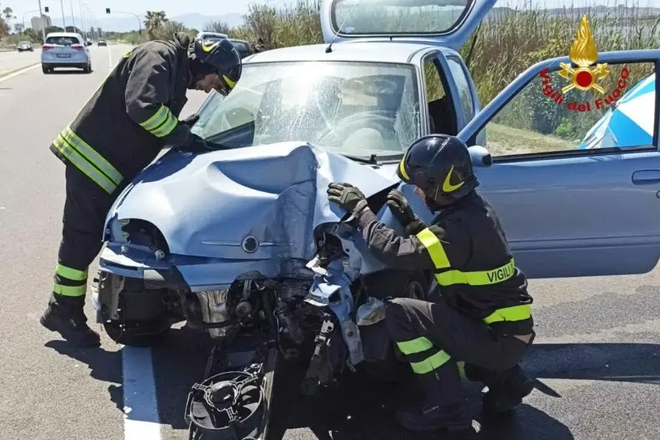 L'auto danneggiata (foto Vigili del fuoco)